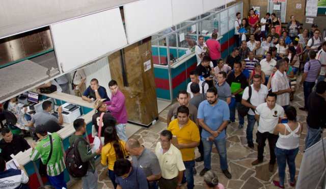 La Secretaría de Hacienda del departamento se encuentra repleta de tenedores de carros venezolanos, que tramitan la liquidación y el pago del impuesto para completar el registro. Alfredo Estévez