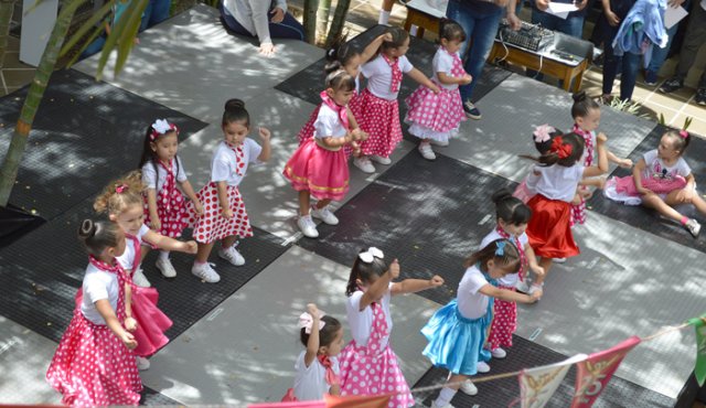 Las alumnas de preescolar demostraron sus habilidades para el baile. Cortesía de Alfonso Cárdenas