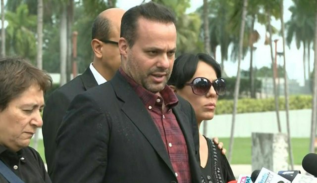 Jose Joel Sosa, hijo del cantante mexicano José José, expone ante los medios de comunicación su disgusto por el misterio de la entrega del cuerpo de su padre. Twitter