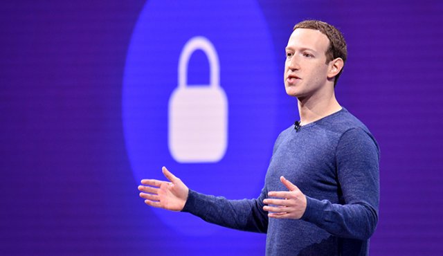 Mark Zuckerberg está en el ojo del huracán tras ser juzgado por filtración de datos personales de los usuarios a otras empresas con fines lucrativos. AFP