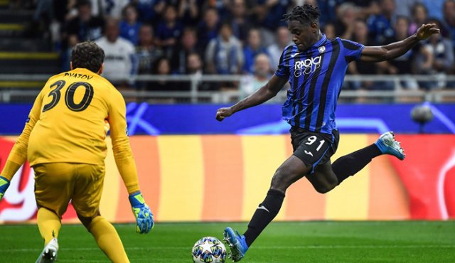 Los colombianos tuvieron minutos en la Liga de Campeones y Duván Zapata fue el más destacado, con su gol con Atalanta. AFP