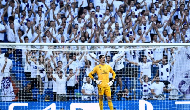 Pitado por el Bernabéu, Courtois fue sustituido en el descanso por el francés Alphonse Areola, que hizo el camino inverso de Navas, para ser el sustituto del belga. AFP