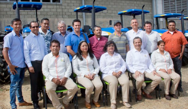 Diego Gutiérrez, Libardo Quintero, Jesús Cañas, Luis Villamizar, Lino Rueda, Sebastián Castrillón, Misael Carreño, Omar Avellaneda,Pedro Parada y Felipe Mora. Sentados:Víctor González, Nelly Rondón, Mariela Reyes, Guillermo A. Infante y Zoraida Sánchez. Alfredo Estévez