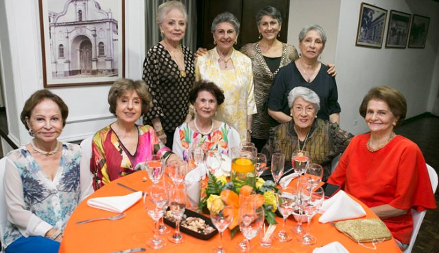 Blanca Andrade, Vilma de Espinel, Martha Espinel y Silvia de Carrero. Sentadas: Judith de Amado, Yamile de Pérez, María Eugenia de Cristo, Josefina Amado y Raquel Clavijo.