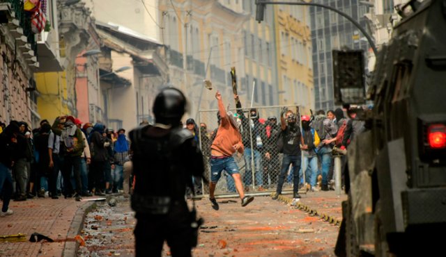 Las protestas se tornaron violentas luego de que entraran en vigencia el jueves aumentos de hasta 123% en los combustibles por la eliminación de subsidios acordada con el FMI. AFP