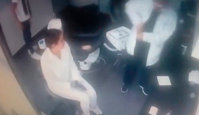 Imágenes de la cámara de seguridad instalada en el consultorio odontológico, ubicado en el norte de Bogotá. Colprensa