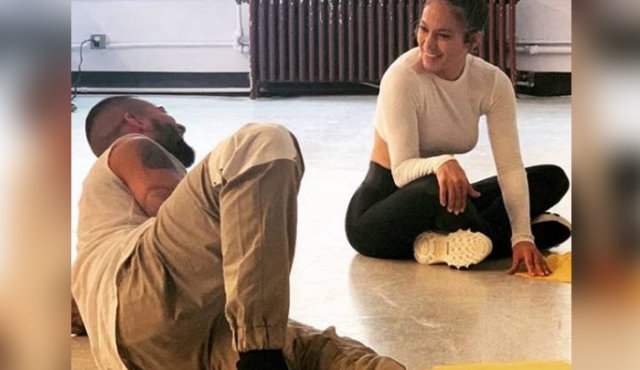 Maluma encarnará a un rockero (Bastian) comprometido con la estrella de pop Kat Valdés, interpretada por Jennifer López. Instagram