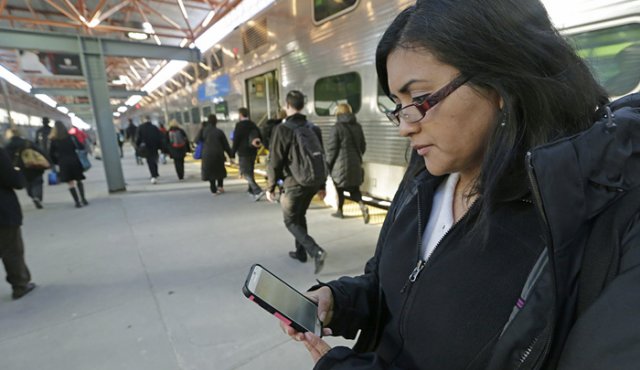 Por ejemplo, el 70 % de los encuestados está interesado en recibir servicios digitales personalizados, de acuerdo con sus patrones de gasto. Archivo