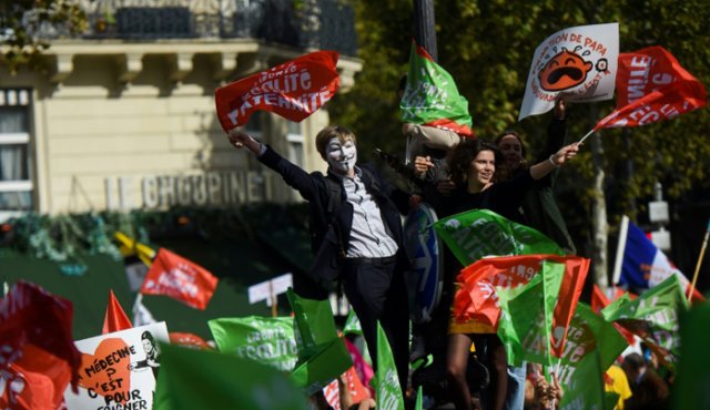 Agitando banderas verdes y rojas con la inscripción "Libertad Igualdad Paternidad". AFP