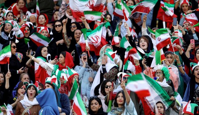 Después de 40 años de prohibición, 3.500 mujeres iraníes pudieron asistir a ver un partido de fútbol. @MVSNoticias