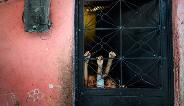 A Colombia han llegado oficialmente 197.428 menores de edad, pero la cifra es mayor porque muchos arriban de forma irregular, según la autoridad migratoria. AFP