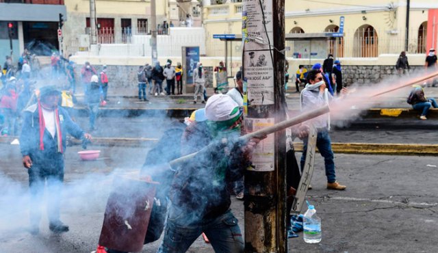 El viernes se volvieron a presentar en forma más violenta los choques entre manifestantes opositores al Gobierno y policías, en Ecuador.
AFP