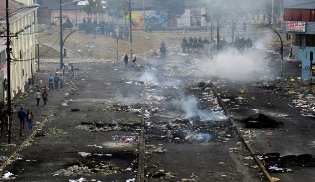 Los alrededores de la Asamblea Nacional parecían un campo de batalla. Indígenas levantaron barricadas con troncos y escudos de madera y se enfrentaron a piedra y pirotecnia con la policía, que respondió con gas lacrimógeno. AFP