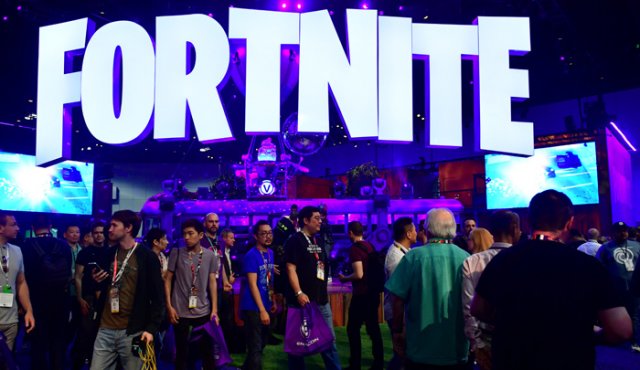 El videojuego debe su éxito, en parte, a su fórmula "freemium", la versión gratuita que permite realizar compras dentro del juego y jugar en línea en todos los soportes, la PC, el teléfono inteligente y la consola. AFP