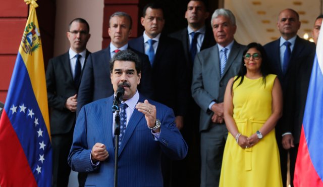 Moreno, acosado por un estallido social, señaló a Maduro y al expresidente ecuatoriano Rafael Correa, antiguo aliado suyo, de activar un "plan de desestabilización", desatando la burla del mandatario socialista, quien bromeó al afirmar que tumbaba gobiernos moviendo sus bigotes. AFP