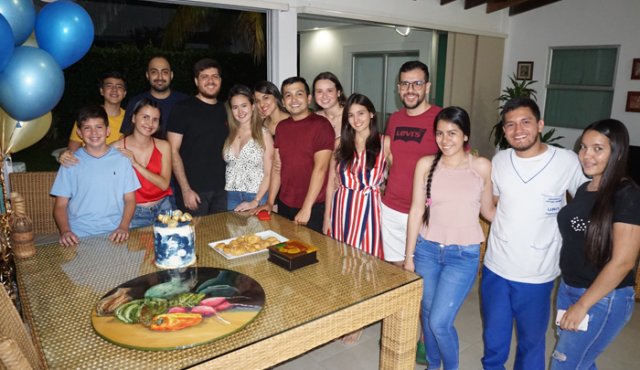 Con un agasajo organizado por su novia Carla Moreno, Javier Eusse, futuro odontólogo compartió un agradable momento con su familia y amigos. Juan Pablo Cohen/La Opinión