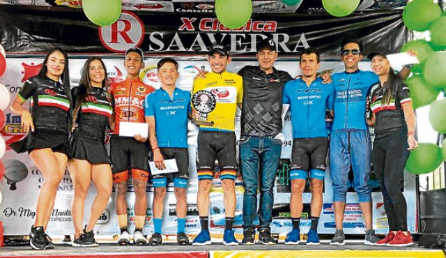 José serpa (amarillo) triunfó en la categoría élite en dos horas, 32 minutos y 20 segundos, en un recorrido que alcanzó los 107 kilómetros. Colprensa