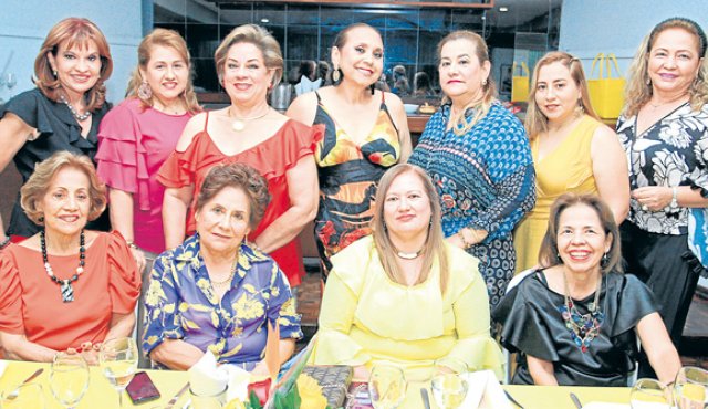 Claudia González de Mora., Xiomara Cifuentes, Teresa Parada de González, Lucy de Lamk, Fany Cifuentes de Arciniegas, Yajaira Cifuentes y Nancy de Parra. Sentadas: María Belén de Román, Fany Arenas, Raquel Rueda y Amparo Mora de Moisés. Mario Caicedo