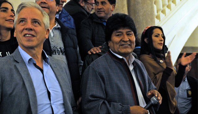 Confiado en que el voto del campo y del exterior se volcará a su favor, Morales, de 59 años, cantó victoria la noche del domingo, sin referirse a un eventual balotaje.
AFP