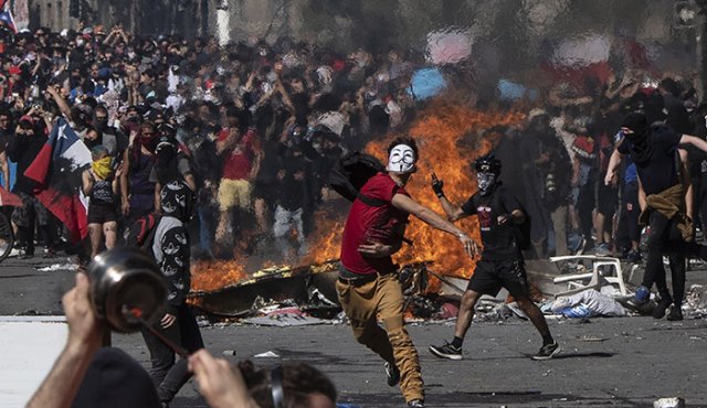Entre las víctimas del estallido social en Chile, se ha registrado la muerte de dos colombianos y uno herido. Los manifestantes siguen en la lucha por la desigualdad, el desempleo y medidas económicas desproporcionadas. AFP
