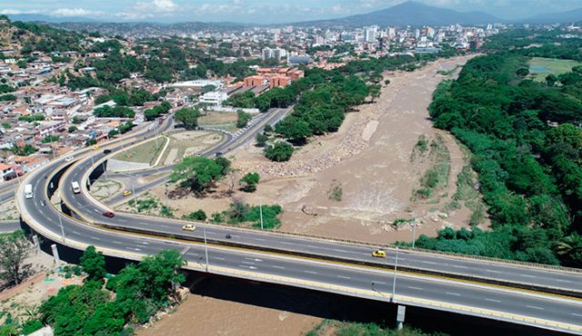 Así luce el río Pamplonita al paso por el puente de San Rafael, donde se hicieron enrocados y se retiró la maleza para ordenar el cauce y evitar el riesgo por socavación. Cortesía Corponor