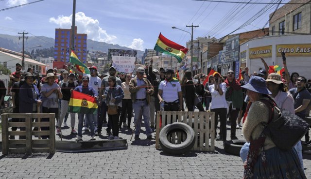 En todos los puntos de La Paz había este viernes gente portando banderas bolivianas (de color rojo, amarillo y verde), gritando "¡mi voto se respeta! ¡Mi voto se respeta!". AFP