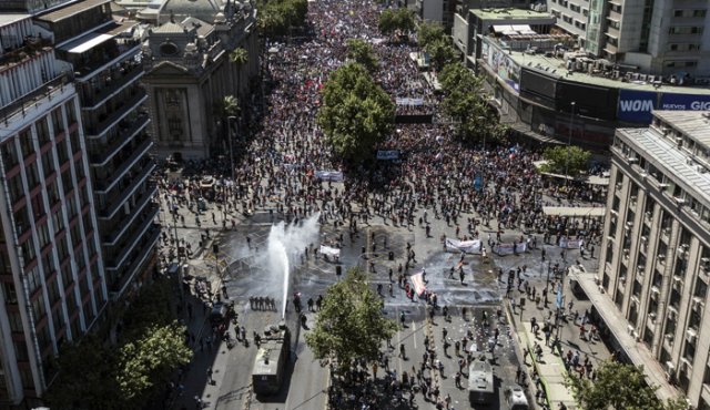 Los siete días de manifestaciones, enfrentamientos, saqueos e incendios en Santiago y otras ciudades han dejado 19 muertos y denuncias de abusos de derechos humanos que motivaron el envío de una misión de la ONU para investigar. AFP