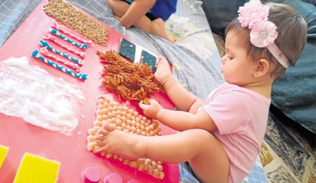Conozca cómo estimular a su bebé con los elementos que a diario tiene en su casa. El tapete sensorial se puede elaborar en casa con elementos como esponjas, lana, conchitas, lentejas, algodón, tapas plásticas y telas. Cortesía