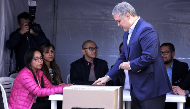 El presidente de la República, Iván Duque Márquez, ejerció su derecho al voto en la Plaza Tomás Cipriano de Mósquera, también conocida como la mesa uno. Colprensa
