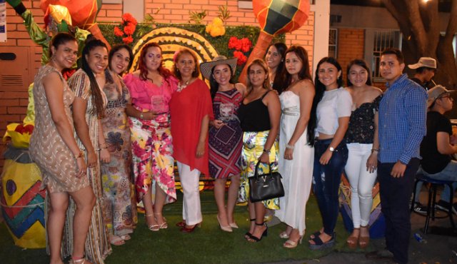 Una noche de fiesta se vivió en el encuentro de graduados de la Universidad de Santander UDES. Cortesía