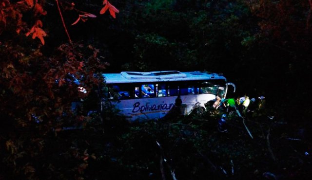 El bus de servicio público rodó a un abismo. Cortesía