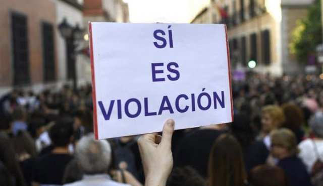 Las personas salieron a las calles de España a manifestarse ante la decisión tomada por la justicia de este país para el caso del grupo de hombres que violaron a una menor inconsciente. @newsweekespanol