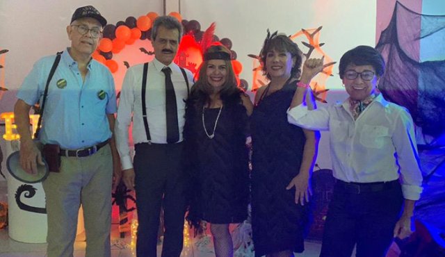 Javier Hernández, quien encarnó ‘Al viejito del megáfono’, Néstor Montañez, Ketty LaRoche, Cecilia Castellanos de Montañez y María Cristina Carvajal Ángel, quien representó a Claudia López, alcaldesa electa de Bogotá. Cortesía