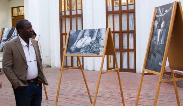 En la Torre del Reloj de Cúcuta, Guy Djoken, observó las obras de artistas internacionales que son exhibidas en el marco de Bienalsur.
Cortesía