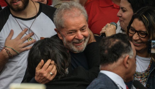 El expresidente brasileño Luiz Inácio Lula da Silva salió sonriente de la cárcel. AFP