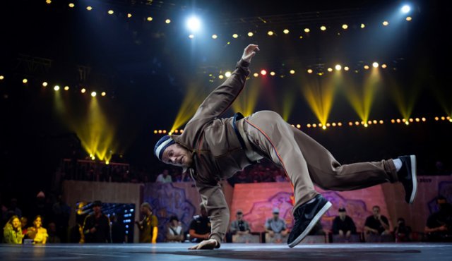 El breakdancer holandés Menno Van Gorp, también conocido como Menno, compite en el Red Bull BC One, el campeonato mundial de batalla de breakdance. AFP