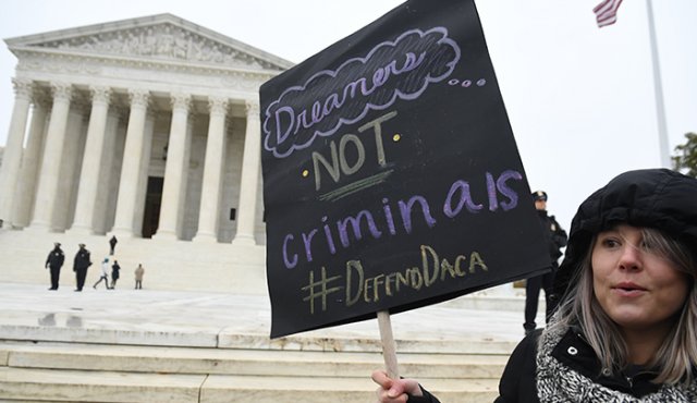 Cientos de personas se han parado a protestar a las afueras de la Casa Blanca en Washington para defender los derechos de los "dreamers", que podrían ser deportados temporalmente a sus países de origen. AFP