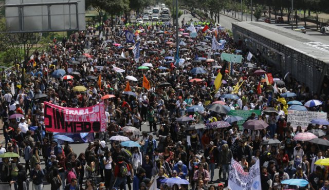 Los sectores que lideran esta protesta, convocada desde el pasado mes de octubre, son la Confederación General de Trabajadores, la Confederación de Trabajadores de Colombia y las centrales obreras, además de diferentes movimientos estudiantiles, organizaciones sindicales, sociales y políticas. Colprensa