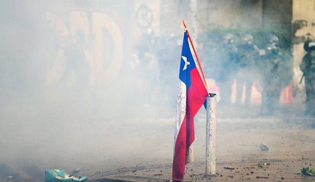 En Chile se anuncia una convocatoria a un plebiscito en abril de 2020 que consulte sobre una nueva Constitución que reemplace a la vigente desde la dictadura de Pinochet. AFP