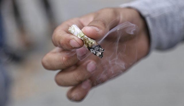 No solo queda prohibido consumir alcohol, sino el porte de drogas de uso ilícito y su distribución, sin importar si se trata de la dosis mínima permitida por la Ley. Colprensa