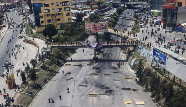Las manifestaciones más violentas se han concentrado los últimos días en Cochabamba (centro). Allí, campesinos cocaleros chocaron el viernes con el ejército y la policía, con saldo de nueve muertos, según la Comisión Interamericana de Derechos Humanos (CIDH), que elevó a 23 el saldo de víctimas desde el estallido de la crisis. AFP