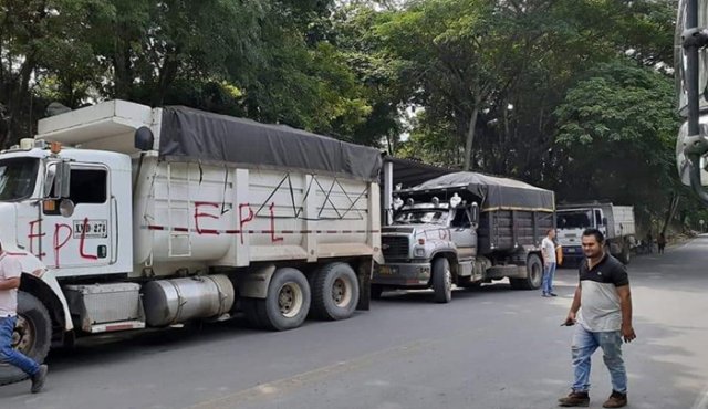 Se conoció que los choferes fueron obligados a parar la marcha y a bajarse de los vehículos mientras los delincuentes marcaron los grafitis. Cortesía