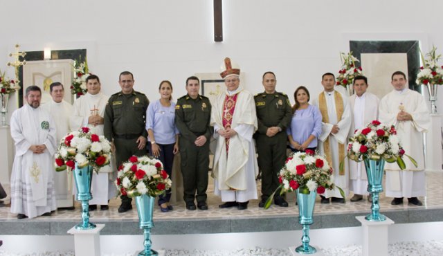 Los sacerdotes José Gustavo González, José Mora, Alonso Ibarra, coronel José Luis Palomino López, Derly de Castrillón, mayor general Ramiro Castrillón, monseñor Fabio Suescún Mutis, coronel Fabián Ospina, Luz Karime Medina, sacerdotes Richard Alexander Moreno, Víctor Manuel Busto y Luis Jesús García. Alfredo Estévez/La Opinión