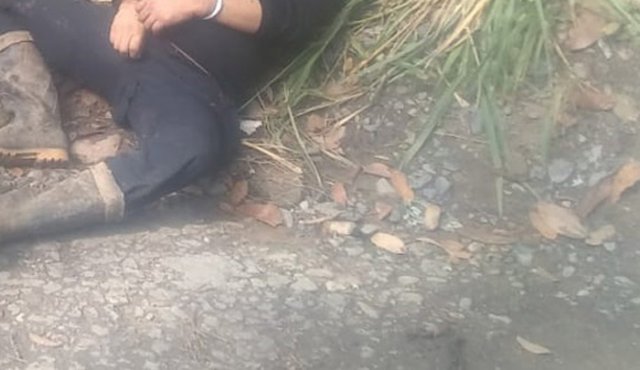 El hombre vestía camiseta y pantalón negro y tenía puestas unas botas de caucho negras. Cortesía