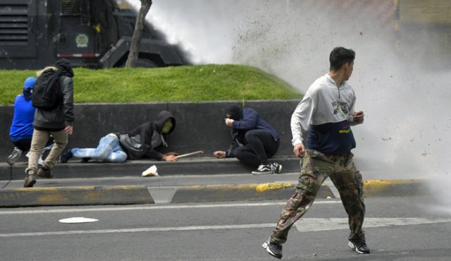 Los problemas de violencia y desmanes en la capital del país se iniciaron desde la mañana en Soacha con bloqueos en el Transmilenio y esos problemas se trasladaron a Meissen y Portal de las Américas. AFP