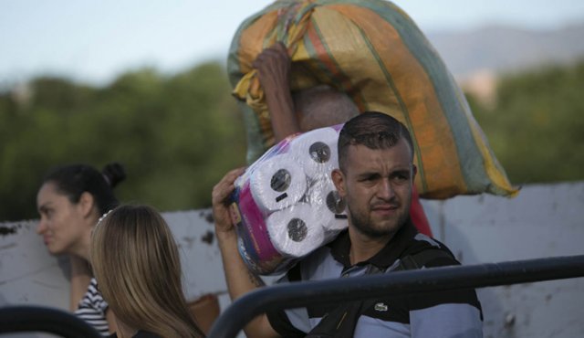 El intercambio comercial llegó a superar los 7.000 millones de dólares. Hoy, este comercio se encuentra reducido a una cifra imprecisa que se mueve en los hombros de quienes cruzan a diario con mercancía por los puentes internacionales. Archivo