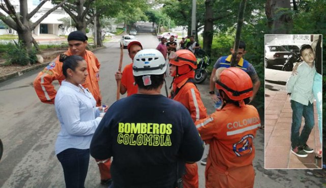 Funcionarios de Bomberos, Defensa Civil, Secretaría de Gestión del Riesgo y Policía Nacional recorren el afluente, que se había crecido por las lluvias de las últimas horas, para encontrarlo. Cortesía