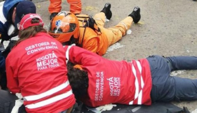 El hecho ocurrió en la calle 19 con carrera 4, cuando los manifestantes adelantaban un cacerolazo y los agentes del Esmad intentaron dispersarla. Twitter