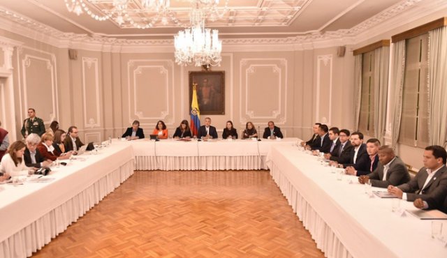 En tanto se adelantan los diálogos del Gobiernos con los alcaldes y gobernadores electos, las protestas cumplen ya cuatro días en las calles de todas las regiones del país. Tomada de Twitter @IvanDuque