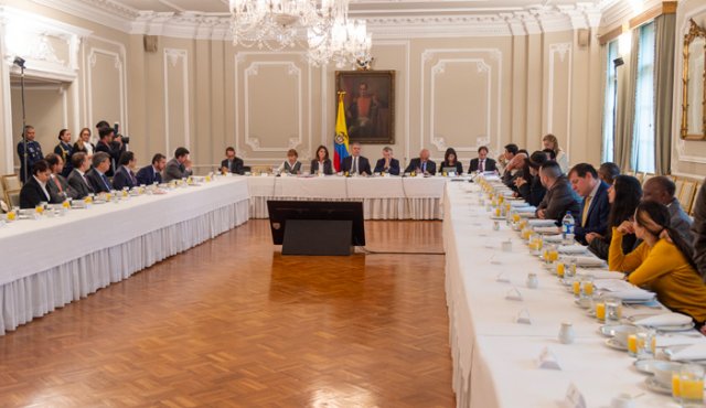 Al jefe de Estado lo acompañan la vicepresidenta Marta Lucía Ramírez y la ministra de Trabajo, Alicia Arango, ente otros integrantes de su gabinete. Presidencia
